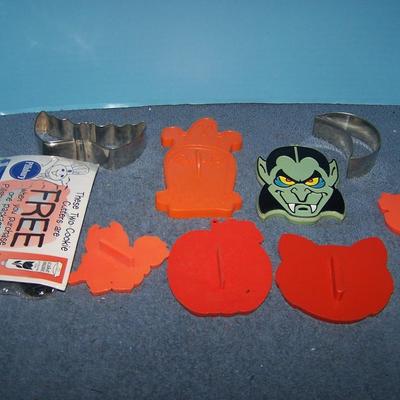 LOT 42 GREAT COLLECTABLE HALLOWEEN COOKIE CUTTERS--HALLMARK/PILSBURY METAL