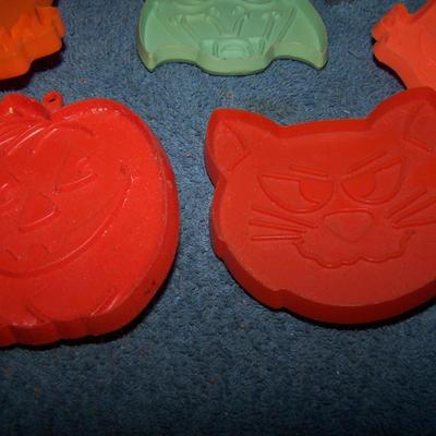 LOT 42 GREAT COLLECTABLE HALLOWEEN COOKIE CUTTERS--HALLMARK/PILSBURY METAL