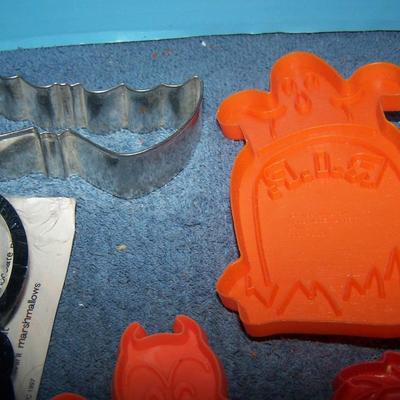 LOT 42 GREAT COLLECTABLE HALLOWEEN COOKIE CUTTERS--HALLMARK/PILSBURY METAL