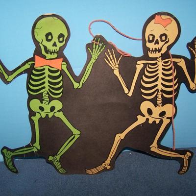 LOT 44 GREAT HALLOWEEN HONEYCOMB PAPER JOL & DECORATION plus SKELETONS