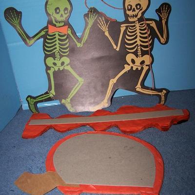 LOT 44 GREAT HALLOWEEN HONEYCOMB PAPER JOL & DECORATION plus SKELETONS