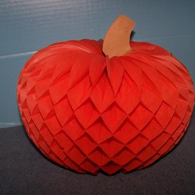 LOT 44 GREAT HALLOWEEN HONEYCOMB PAPER JOL & DECORATION plus SKELETONS