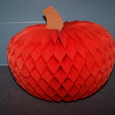 LOT 44 GREAT HALLOWEEN HONEYCOMB PAPER JOL & DECORATION plus SKELETONS