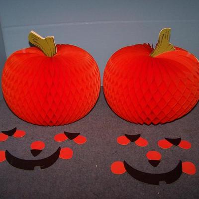 LOT 46 GREAT HALLOWEEN HONEYCOMB PAPER DECOR JOLs & DECORATION