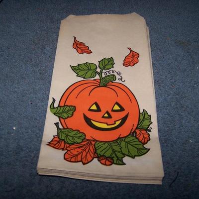 LOT 50 GREAT HALLOWEEN PAPER DECOR--GARLANDS/TREAT BAGS