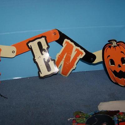 LOT 50 GREAT HALLOWEEN PAPER DECOR--GARLANDS/TREAT BAGS