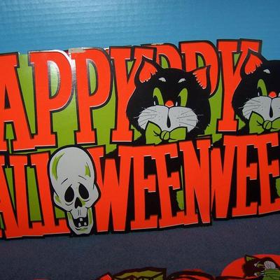LOT 52 BUNCH OF GREAT HALLOWEEN PAPER DECOR