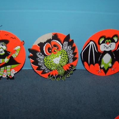 LOT 52 BUNCH OF GREAT HALLOWEEN PAPER DECOR