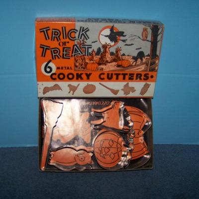 LOT 53 WONDERFUL METAL HALLOWEEN TRICK OR TREAT COOKIE CUTTERS in BOXES