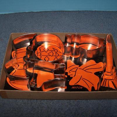 LOT 53 WONDERFUL METAL HALLOWEEN TRICK OR TREAT COOKIE CUTTERS in BOXES
