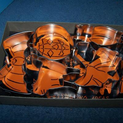 LOT 53 WONDERFUL METAL HALLOWEEN TRICK OR TREAT COOKIE CUTTERS in BOXES