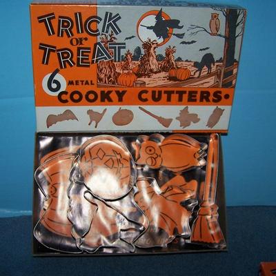 LOT 53 WONDERFUL METAL HALLOWEEN TRICK OR TREAT COOKIE CUTTERS in BOXES