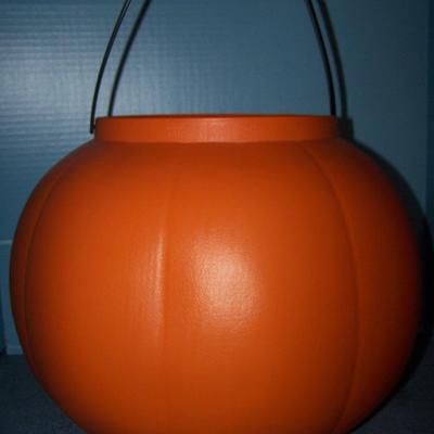 LOT 56 WONDERFUL HUGE JOL CANDY BUCKET GENERAL FOAM PLASTICS