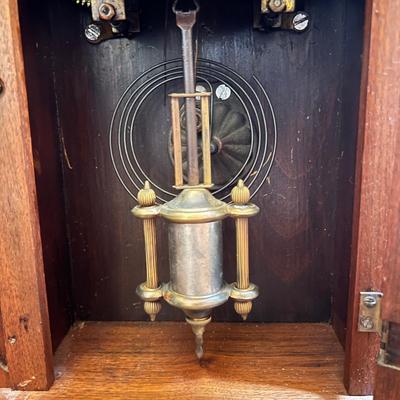 Antique Mantle Clock w. Key