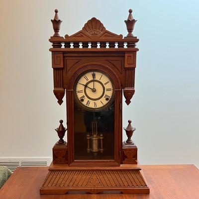 Antique Mantle Clock w. Key