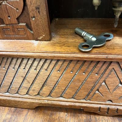 Antique Mantle Clock w. Key
