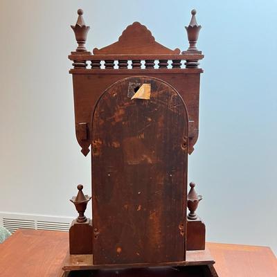 Antique Mantle Clock w. Key