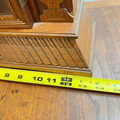 Antique Mantle Clock w. Key