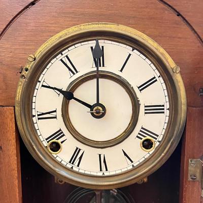 Antique Mantle Clock w. Key