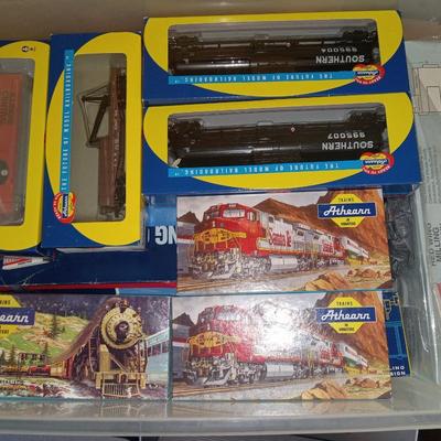 Walthers, Roundhouse, Athearn train