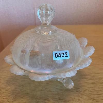 Opalescent bowl/with lid/3 feet