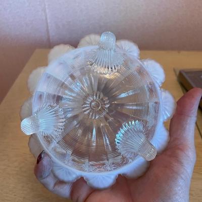 Opalescent bowl/with lid/3 feet