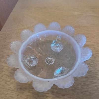 Opalescent bowl/with lid/3 feet