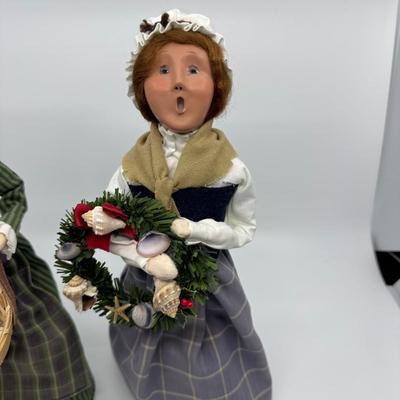 1063 Byers Choice Crab and Caroler