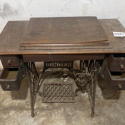 Vintage Singer Sewing Machine in Cabinet