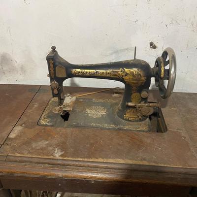 Vintage Singer Sewing Machine in Cabinet