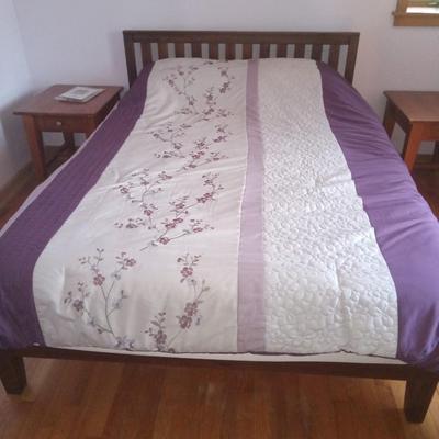Bed & 2 night stands, quilt