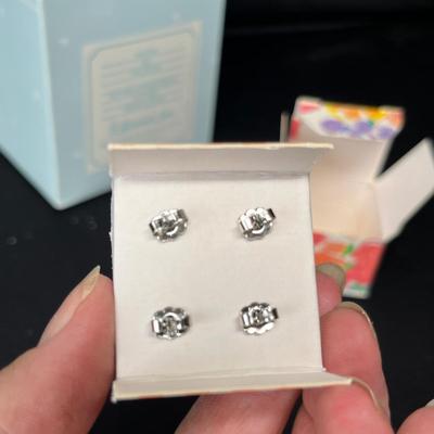 Lot 187 Boxed gift ware