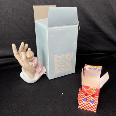 Lot 187 Boxed gift ware