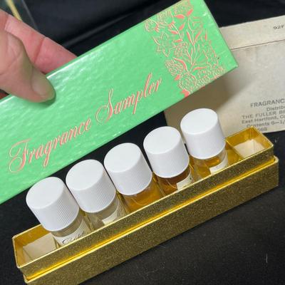 Lot 194 Vintage vanity items