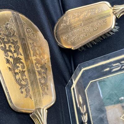 Lot 194 Vintage vanity items