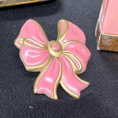 Lot 194 Vintage vanity items