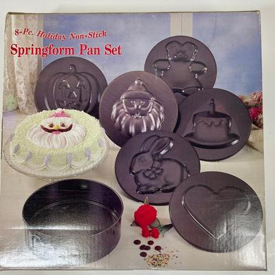 Vintage Spring-form Pan Set in new condition in original box