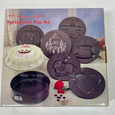 Vintage Spring-form Pan Set in new condition in original box