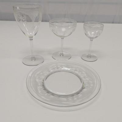 29 Pieces Of Fosteria Dishes