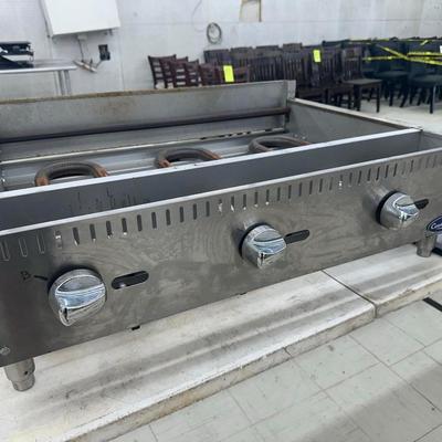 Lot 16: commercial three burner flat top