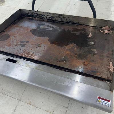 Lot 16: commercial three burner flat top