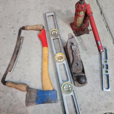 Lot of mostly antique tools