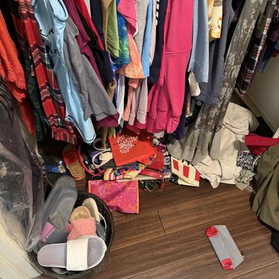 WOMENS CLOSET - LEFT SIDE