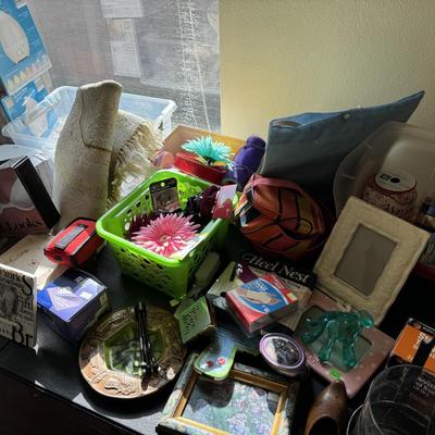 WOMENS BEDROOM TABLE LOT - TABLE NOT INCLUDED