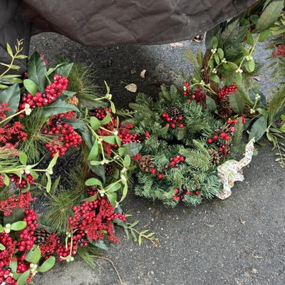 3 Wreaths & 4 Poinsettias Plants