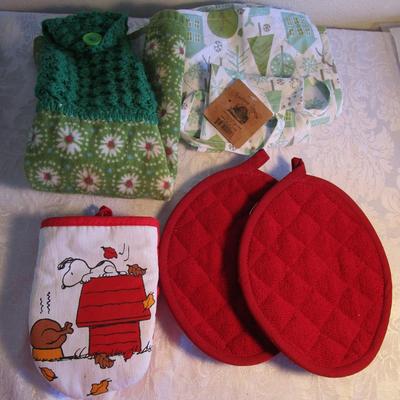 Christmas apron, stove hanging hand towel, 2 red hot pad, Snoopy Thanksgiving hot pad