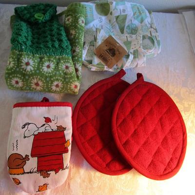 Christmas apron, stove hanging hand towel, 2 red hot pad, Snoopy Thanksgiving hot pad