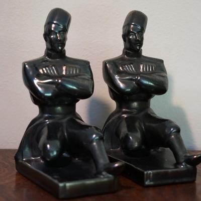 PAIR OF ABINGTON POTTERY BOOKENDS -MORROCON / FEZ HATS ADORN