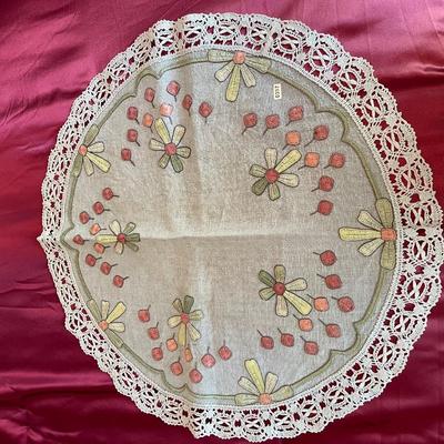 Circular table covering