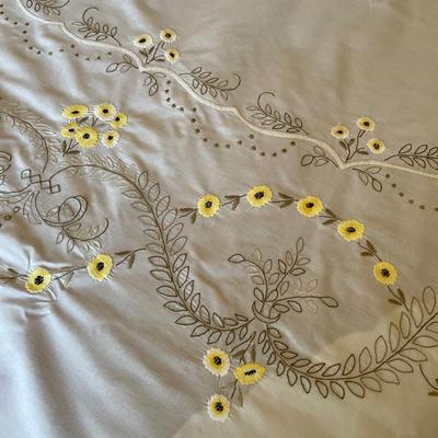 Table covering and 8 napkins